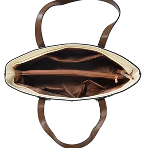 Vista dall'alto degli ampi scomparti interni e della tasca con zip della borsa tote