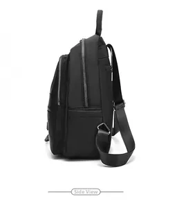 Vista lateral de la mochila de viaje negra de tela oxford con cremalleras plateadas