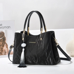 Schwarze Handtasche im neuen chinesischen Stil mit Faltenstruktur und Blumenanhänger