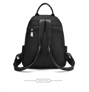 Vista trasera detallada de la mochila negra de Oxford con bolsillo de cremallera y laterales