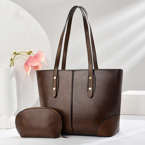 Set borsa tote marrone vintage con pochette coordinata in pelle sintetica dallo stile retro
