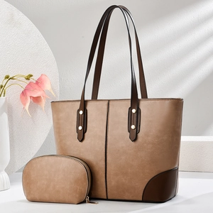 Elegante set di borse tote in pelle sintetica marrone comprensivo di pochette coordinata per donna