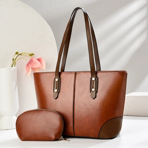 Set borsa tote marrone caramello con pochette coordinata e texture in ecopelle vintage