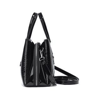 Sac à main noir brillant à motif crocodile avec poignées et bandoulière amovible