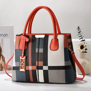 Sac à main chic à rayures colorées avec anses orange et détails en métal doré