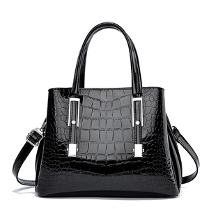 Sac à main classique noir brillant motif crocodile avec des détails en métal argenté
