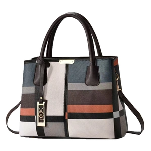 Sac à main chic pour femmes avec rayures color-block et pendentifs métalliques