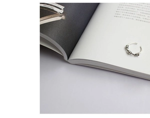 Vista dettagliata dell'anello a nodo in argento sterling S925 vintage con finitura antica