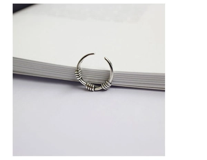 Dettaglio della trama a nodo in argento vintage sulla fascia dell'anello aperto