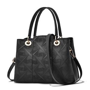 Sac cabas noir à motif gaufré avec détails dorés et bandoulière amovible élégante