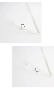 Dettagli macro dell'anello a nodo in argento sterling 925 con finitura ossidata