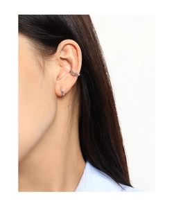Gros plan sur une boucle d'oreille créole et un earcuff chaîne en argent S925 minimaliste