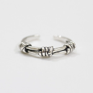 Anello aperto in argento sterling S925 con nodo a fune e finitura in argento invecchiato