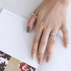 Tre anelli minimalisti in argento sterling S925 vintage indossati insieme a strati