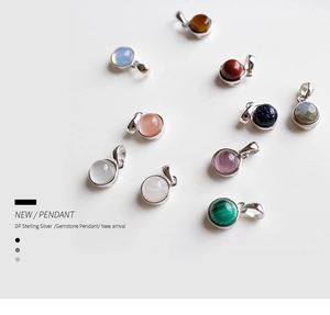 Primer plano de varios colgantes de piedras preciosas de colores en plata de ley S925
