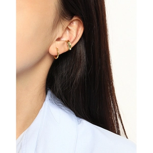 Boucles d'oreilles créoles S925 argent sterling et manchette d'oreille texturée sur modèle
