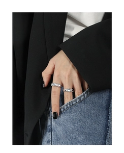 Makroaufnahme von S925 Sterling Silber Mondstein Ringen mit unregelmäßiger Textur