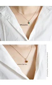 Detalle del collar de plata S925 con colgantes de malaquita y ojo de tigre natural