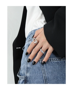 S925 Silberring-Set mit unregelmäßiger Lava-Textur und Zirkon auf Modelhand getragen