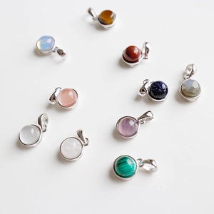 Colgantes mínimos de plata S925 con piedras naturales redondas como amatista y cuarzo