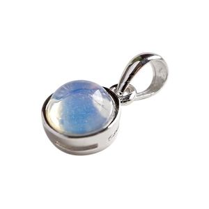 Colgante minimalista de plata S925 con una piedra redonda de labradorita azul