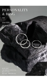Vue détaillée du poinçon S925 sur l'anneau intérieur de la bague irrégulière en argent