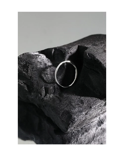 Vue macro d'une bague en argent sterling S925 aux textures irrégulières et polies