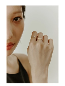 Gros plan de bagues élégantes en argent S925 avec micro-zircon et textures ondulées