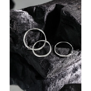 Bagues minimalistes en argent sterling S925 à texture ondulée sur fond de charbon