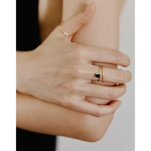 Ensemble de bagues dorées à double rangée avec pierre noire rectangulaire et anneau fin