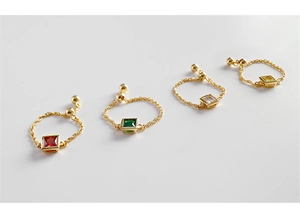 Vista detallada de anillos de cadena ajustables con piedras cuadradas en cuatro colores