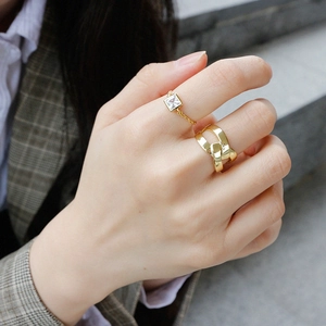 Anillo de plata S925 oro con circonita cuadrada y banda con diseño tejido moderno