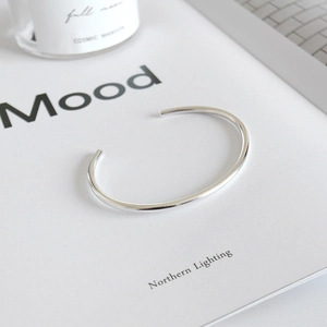 Minimalistischer S990 Sterling Silber Armreif mit polierter Oberfläche für Damen