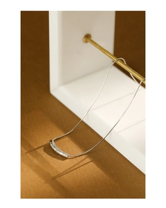 Makroaufnahme der S925 Silberhalskette mit gehämmertem Metallanhänger und Schlangenkette
