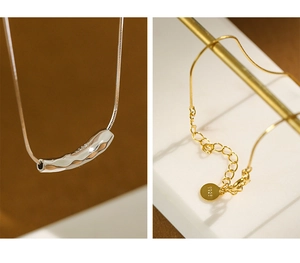 Nahaufnahme von S925 Sterlingsilber Wassertropfen-Anhänger und Schlangenkette mit Tag