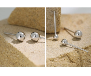 Macro detail van S925 sterling zilveren oorbellen met kleine glanzende zilveren kralen