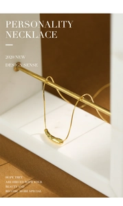 Detailansicht der goldenen Schlangenkette mit strukturiertem Wassertropfen-Anhänger