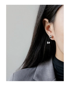 Detailopname van minimalistische S925 sterling zilveren bolletjes oorknopjes