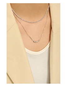 Nahaufnahme der minimalistischen S925 Sterling Silber Halskette mit Wassertropfen-Anhänger