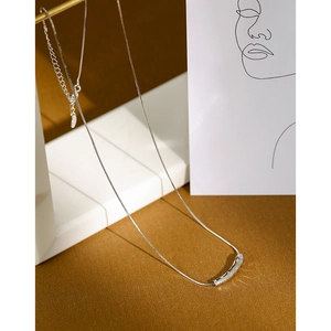 Minimalistische S925 Sterling Silber Schlangenkette mit gebogenem Wassertropfen-Anhänger