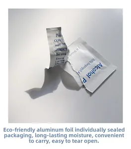 Makroaufnahme von 70% Isopropyl-Alkoholtupfern in leicht aufreißbarer Folie