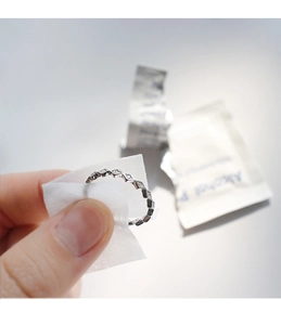 Makroaufnahme der Schmuckreinigung eines geometrischen S925 Sterlingsilber-Rings