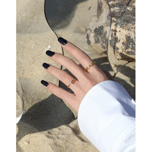 Minimalistische S925 zilveren olijftak ringen gedragen door model op het strand