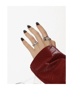 S925 Silberringe mit Mondstein auf Hand mit schwarzen Nägeln und roter Jacke