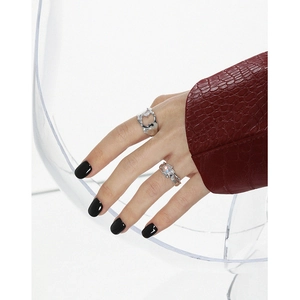Irreguläre Liquid-Silver-Ringe mit Mondstein und Zirkon an einer Hand getragen
