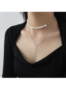 Dettaglio della collana in argento S925 con perle barocche e catena a sfere sul collo