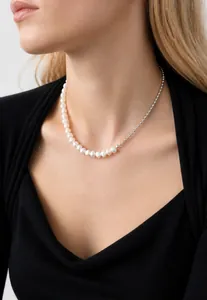 Perle d'acqua dolce barocche e catena a sfere d'argento indossate per un look chic