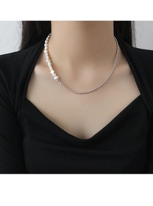 Collana con perle barocche e sfere d'argento indossata da modella su top nero
