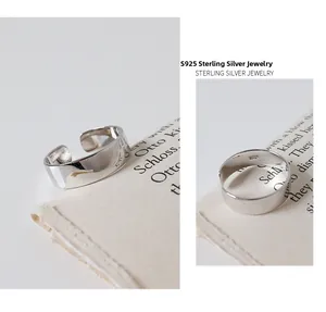 Vue détaillée du poinçon S925 et de la texture large de la bague en argent pur
