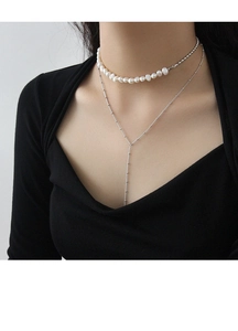 Dettaglio della collana in argento S925 con perle barocche e catena a palline a forma di Y